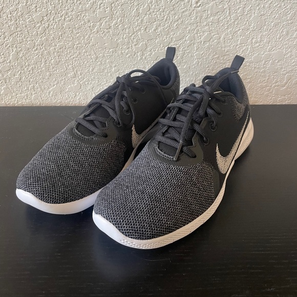Nike Flex Experience Running Shoe - Women's size 10 - black - Picture 1 of 6